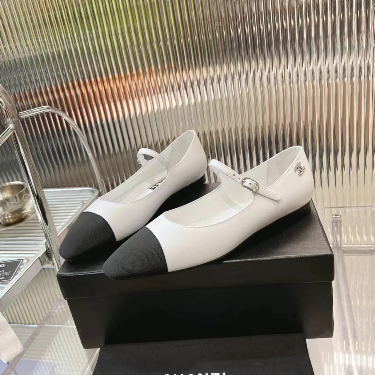 👟👟Ex-factory price 520👟👟 (Top version) CHANEL 24P early spring new trapezoidal toe high-heeled shoes, high version of one-strap, pointed square toe, color-blocked Mary Jane shoes, Xiaoxiang𝐂's two most popular shoes this year are these small silver shoes and big-toe shoes. It is difficult to find these shoes in the counter. It breaks the conventional pointed square toe design and gives people a refreshing feeling. I thought it was good-looking. Only when you put it on your feet will you know how easy it is to wear. It is really special and fashionable. The side rhinestones 𝐋𝐨𝐠𝐨 are very eye-catching. The smooth shoe shape is full of high-end feeling. I can think of countless outfits at the moment. Upper: imported cowhide/metallic film grain leather. Foot pad: sheepskin. Lining: sheepskin. Sole: Italian genuine leather outsole. Heel height: 1cm. Color: white/silver/black/pink. 4 colors size: 35-40 (41 made to order, non-refundable and non-exchangeable)